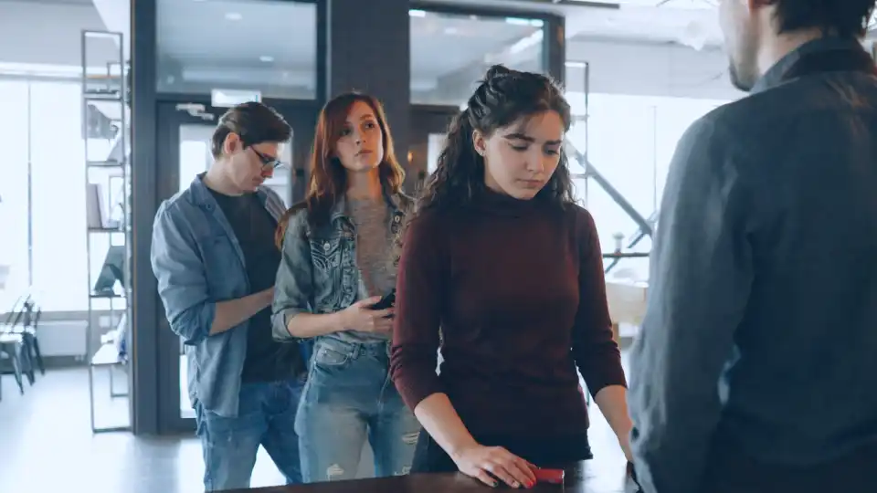 Discriminación y barreras que enfrentan las personas autistas adultas