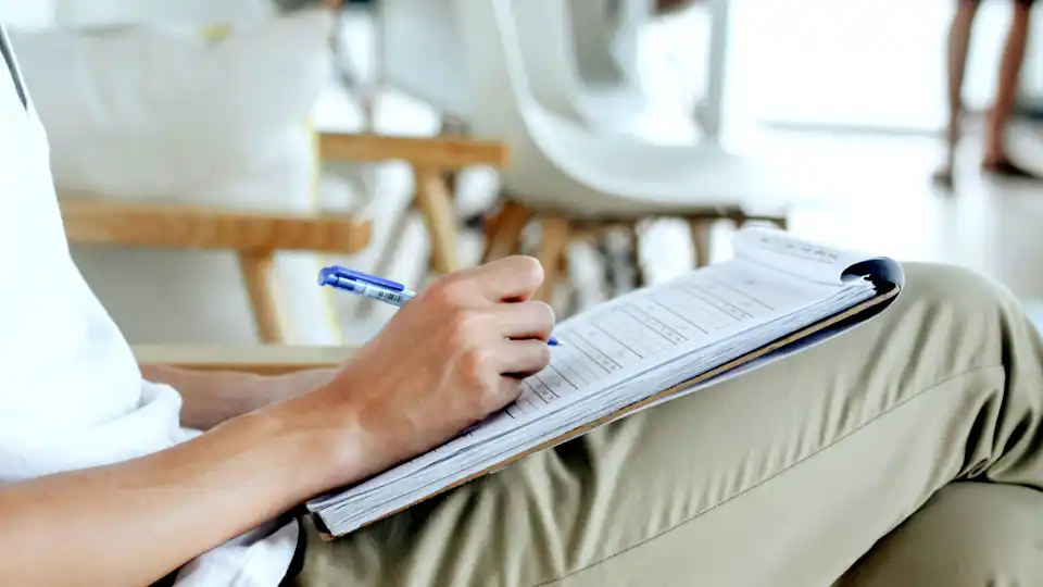 Una persona realizando un test de autismo en adultos